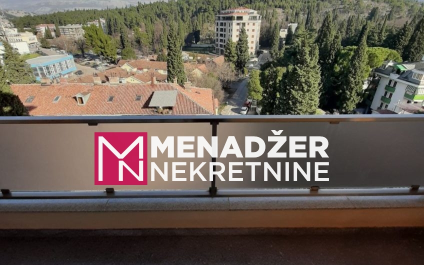 ČETVOROSOBAN LUX NAMJEŠTEN STAN 140m2-CENTAR