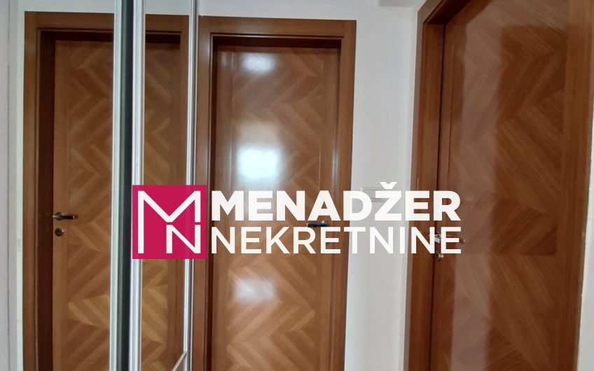 ČETVOROSOBAN LUX NAMJEŠTEN STAN 140m2-CENTAR