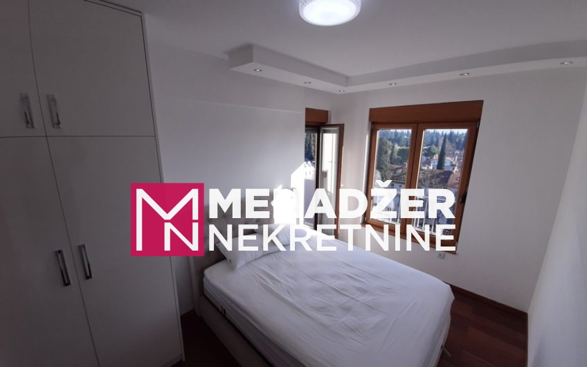 ČETVOROSOBAN LUX NAMJEŠTEN STAN 140m2-CENTAR
