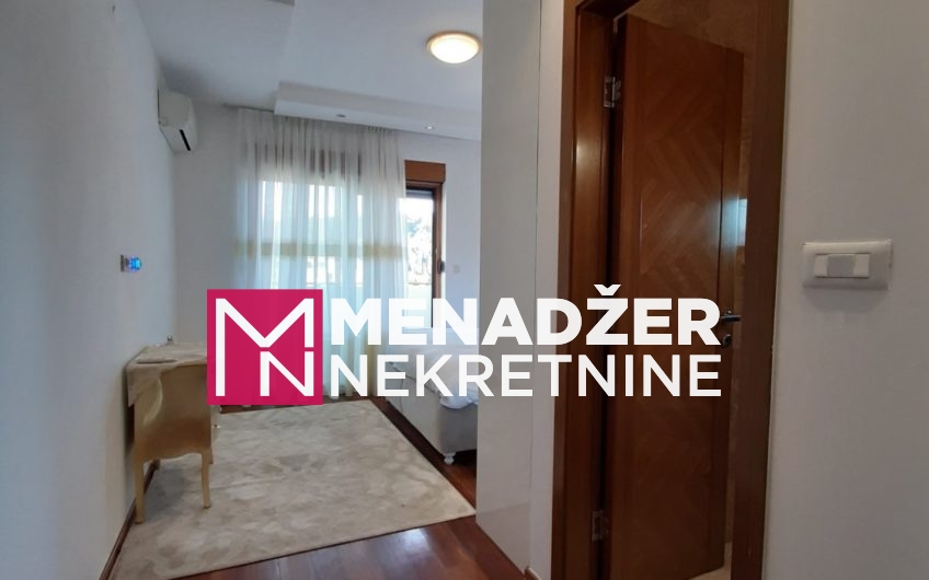 ČETVOROSOBAN LUX NAMJEŠTEN STAN 140m2-CENTAR