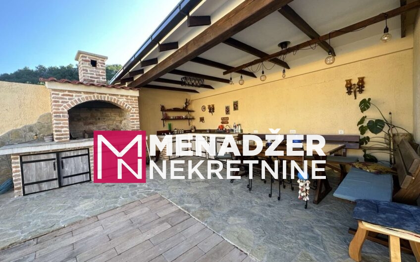 KUĆA NAMJEŠTENA 100 m2 SA BAZENOM – ROGAMI
