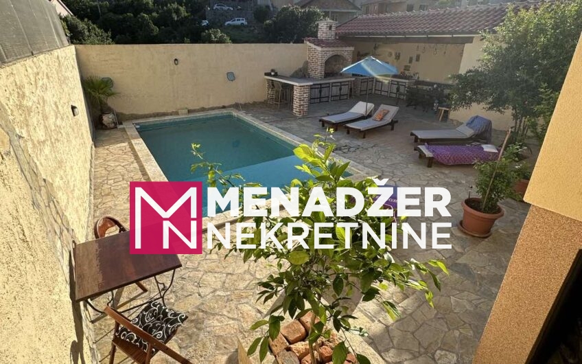 KUĆA NAMJEŠTENA 100 m2 SA BAZENOM – ROGAMI
