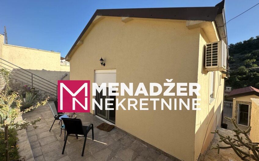 KUĆA NAMJEŠTENA 100 m2 SA BAZENOM – ROGAMI