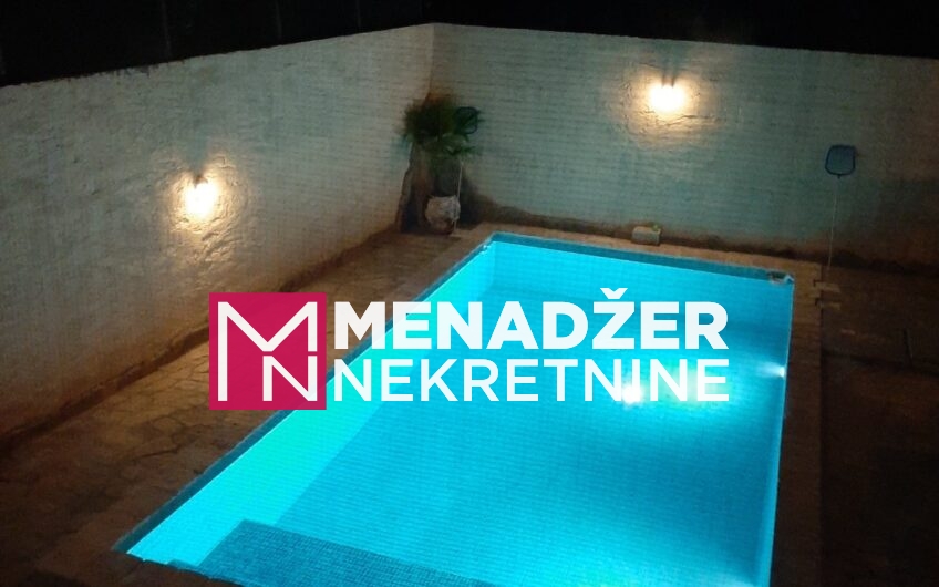 KUĆA NAMJEŠTENA 100 m2 SA BAZENOM – ROGAMI