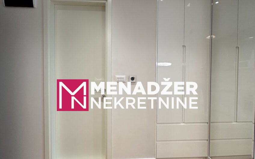 JEDNOSOBAN LUX NAMJEŠTEN STAN 57 m2 SA GARAŽOM-PREKO MORAČE-LINEA