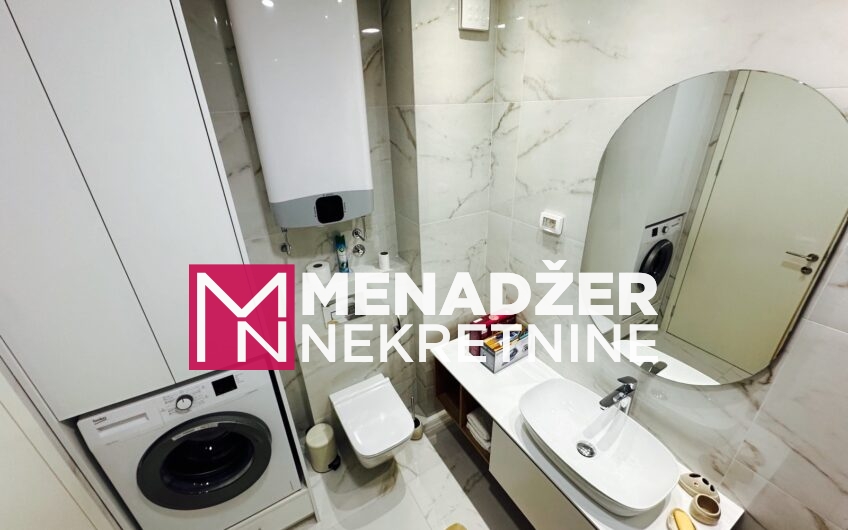JEDNOSOBAN LUX NAMJEŠTEN STAN 57 m2 SA GARAŽOM-PREKO MORAČE-LINEA