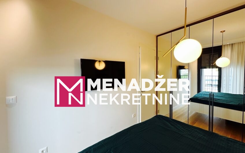 JEDNOSOBAN LUX NAMJEŠTEN STAN 57 m2 SA GARAŽOM-PREKO MORAČE-LINEA