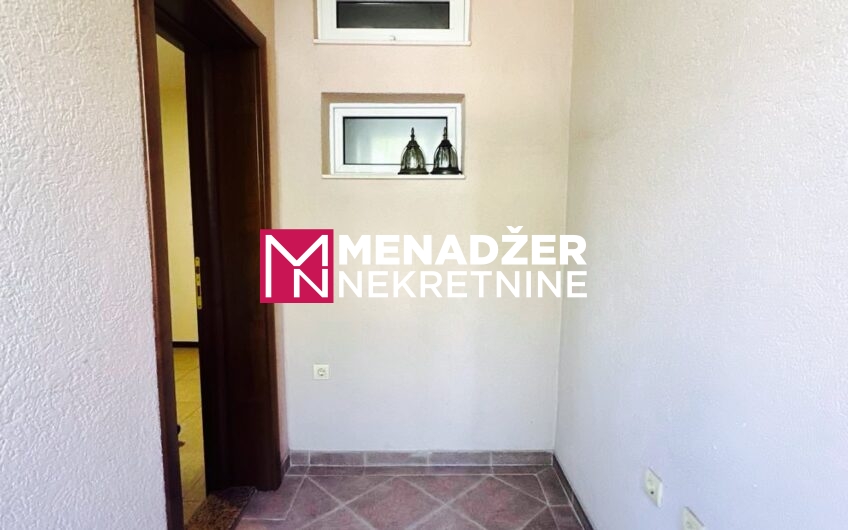 POSLOVNO – KANCELARIJSKI PROSTOR 50 m² – PREKO MORAČE