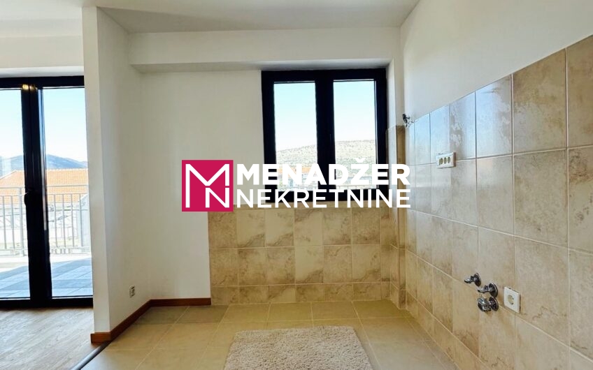 ČETVOROSOBAN STAN 150 m2 – TOLOŠI