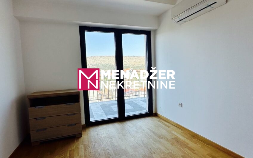 ČETVOROSOBAN STAN 150 m2 – TOLOŠI