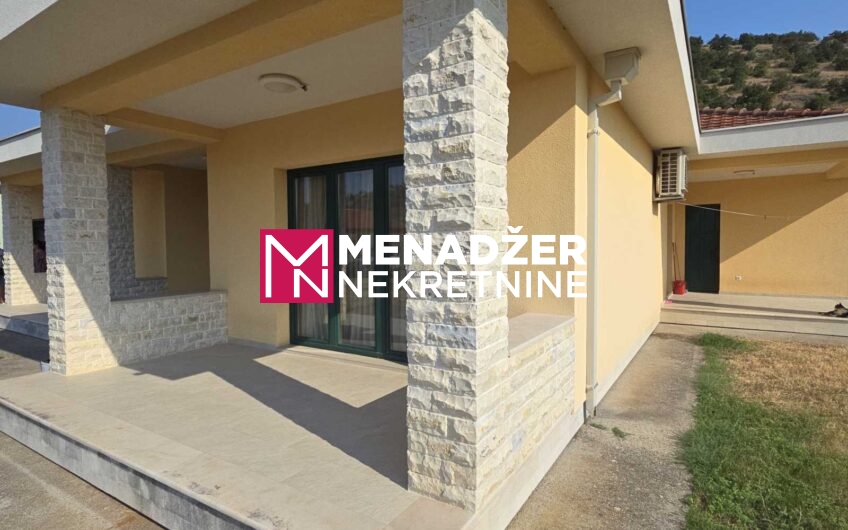 KUĆA 200 m2, PLAC 2 600 m2 – ROGAMI