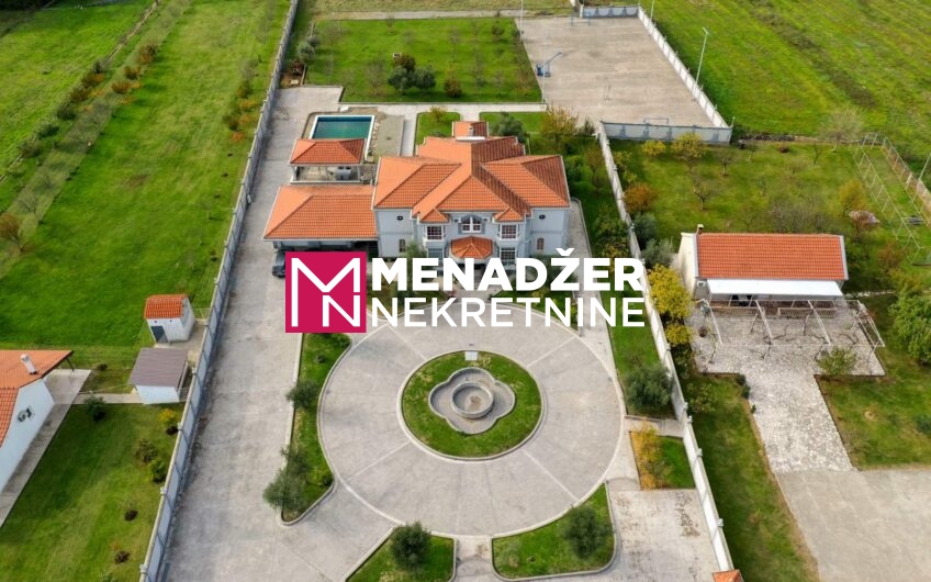 VILA 560 m2, PLAC 9 000 m2 – DANILOVGRAD