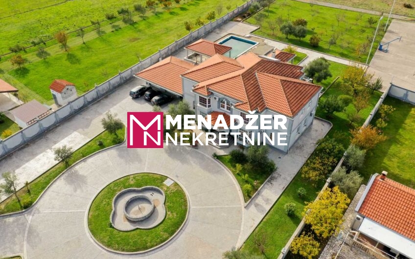 VILA 560 m2, PLAC 9 000 m2 – DANILOVGRAD