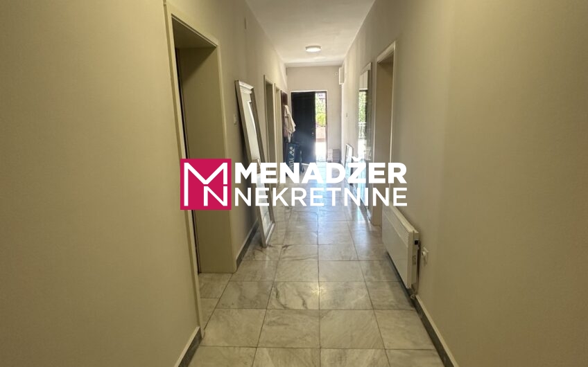 KUĆA NAMJEŠTENA 250 m2, PLAC 500 m2 – PREKO MORAČE