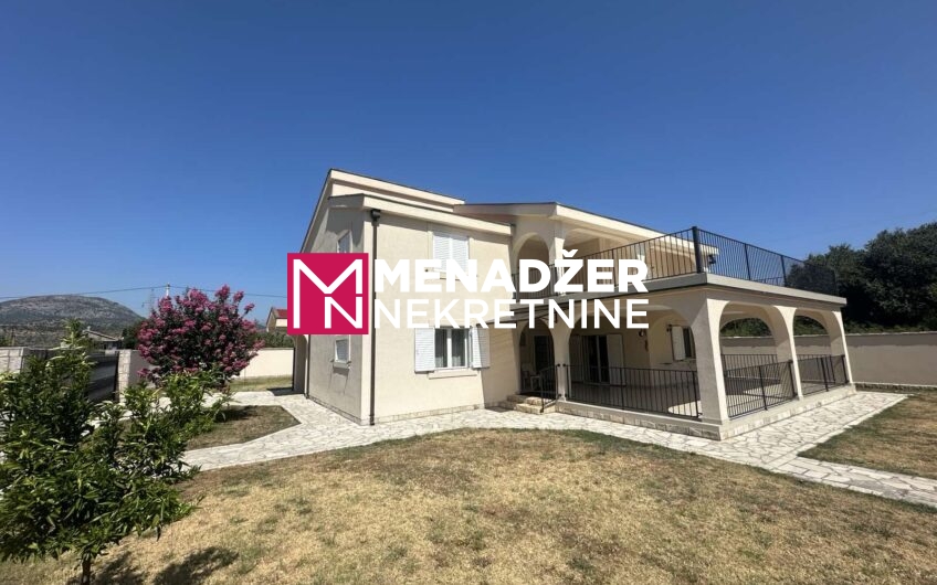 KUĆA 230 m2, PLAC 1 400 m2 – ZAGORIČ