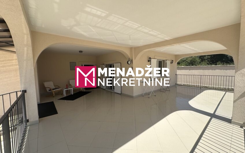 KUĆA 230 m2, PLAC 1 400 m2 – ZAGORIČ