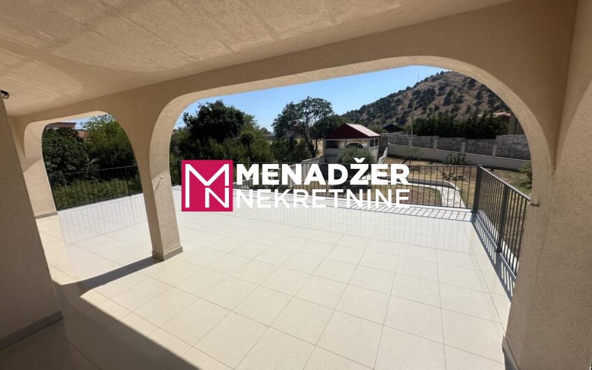 KUĆA 230 m2, PLAC 1 400 m2 – ZAGORIČ