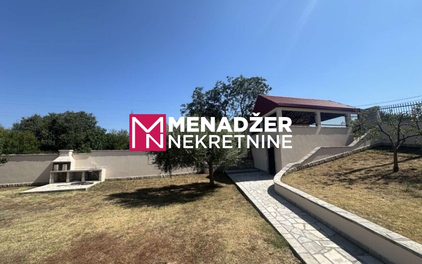 KUĆA 230 m2, PLAC 1 400 m2 – ZAGORIČ