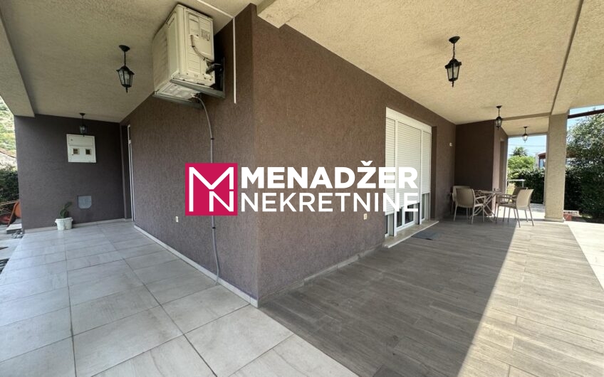 KUĆA NAMJEŠTENA 200 m2, PLAC 400 m2 – TOLOŠI