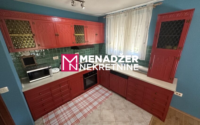 KUĆA NAMJEŠTENA 200 m2, PLAC 400 m2 – TOLOŠI