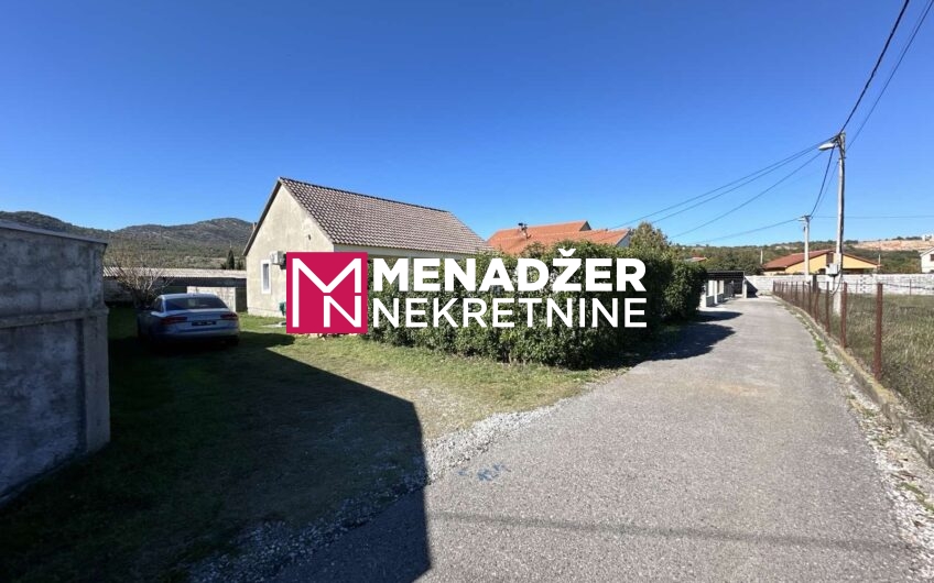 KUĆA 105 m2, PLAC 512 m2 – FARMACI