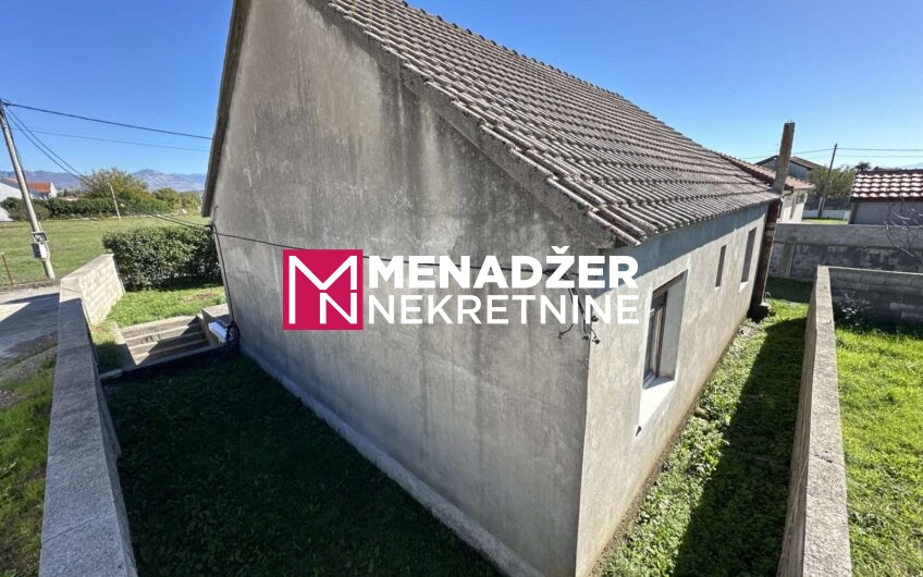 KUĆA 105 m2, PLAC 512 m2 – FARMACI