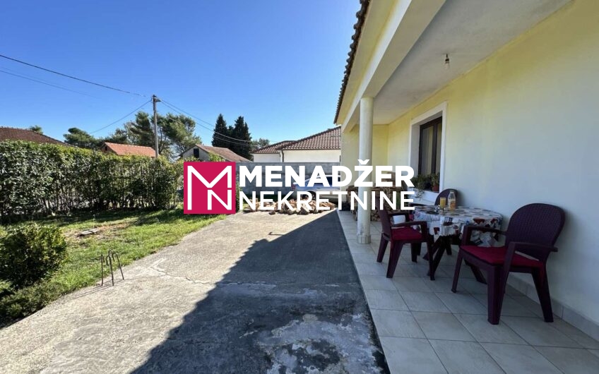 KUĆA 105 m2, PLAC 512 m2 – FARMACI