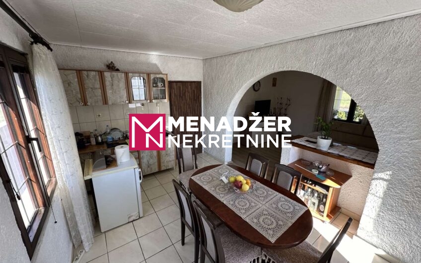 KUĆA 105 m2, PLAC 512 m2 – FARMACI