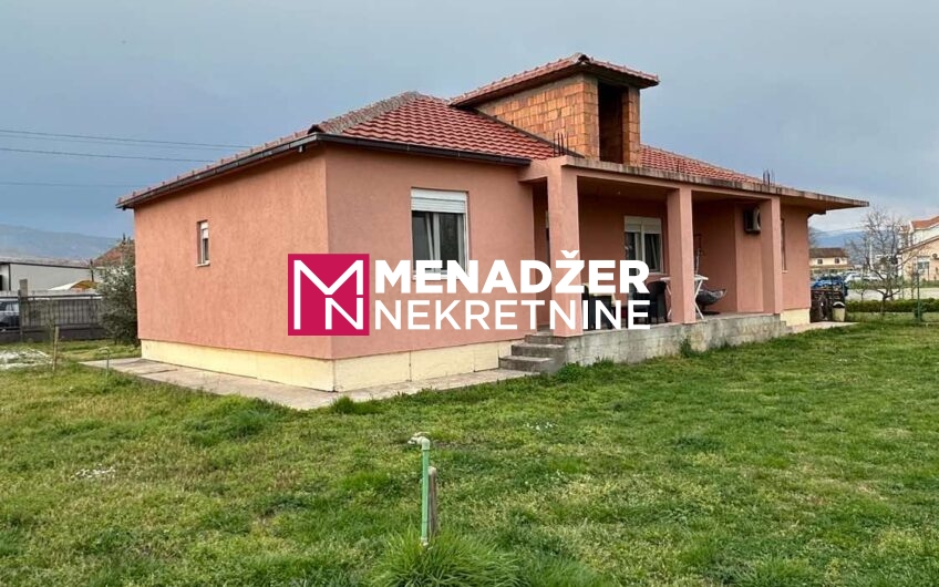 KUĆA NAMJEŠTENA 135 m2, PLAC 700 m2 – DONjI KOKOTI