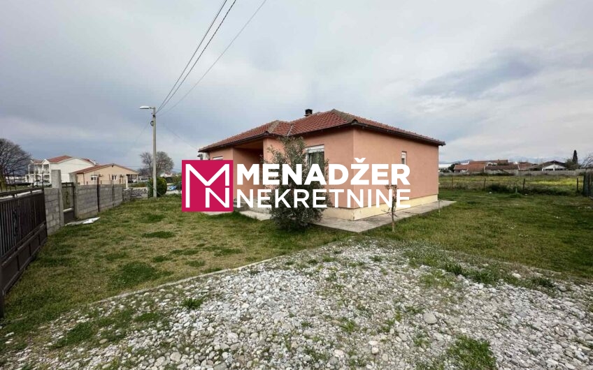 KUĆA NAMJEŠTENA 135 m2, PLAC 700 m2 – DONjI KOKOTI