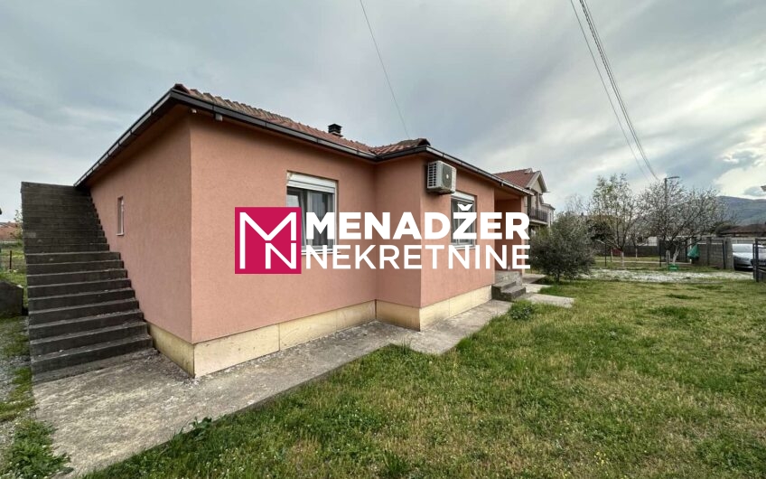 KUĆA NAMJEŠTENA 135 m2, PLAC 700 m2 – DONjI KOKOTI