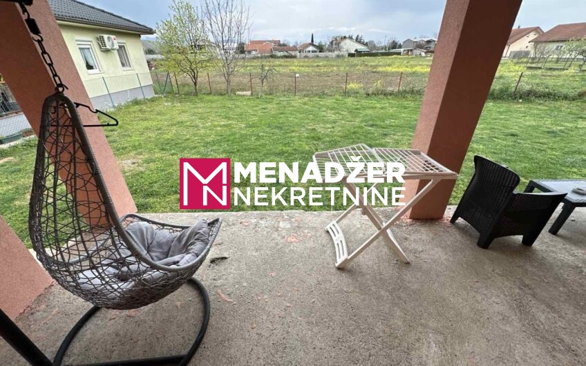 KUĆA NAMJEŠTENA 135 m2, PLAC 700 m2 – DONjI KOKOTI