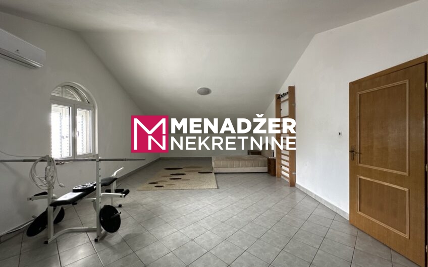 KUĆA NAMJEŠTENA 400 m2, PLAC 700 m2 – ZLATICA