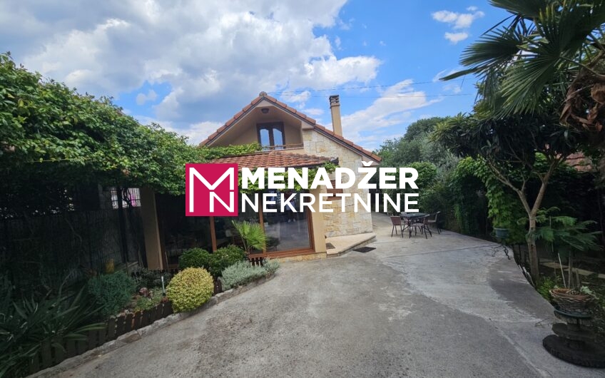 KUĆA NAMJEŠTENA 90 m2, PLAC 850 m2 – MAREZA