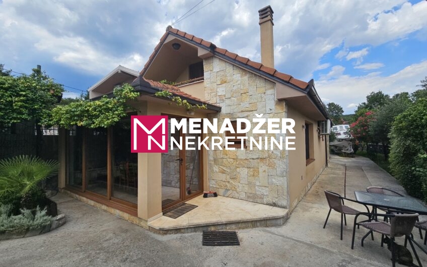 KUĆA NAMJEŠTENA 90 m2, PLAC 850 m2 – MAREZA