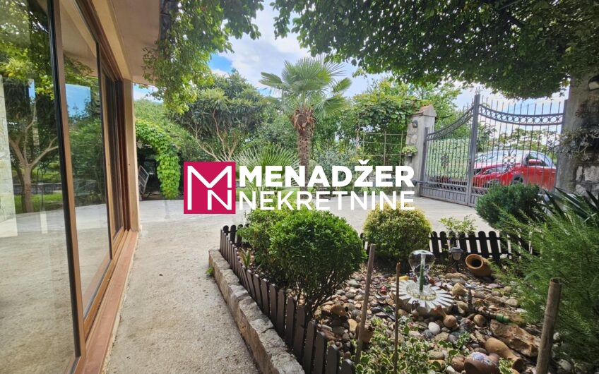 KUĆA NAMJEŠTENA 90 m2, PLAC 850 m2 – MAREZA