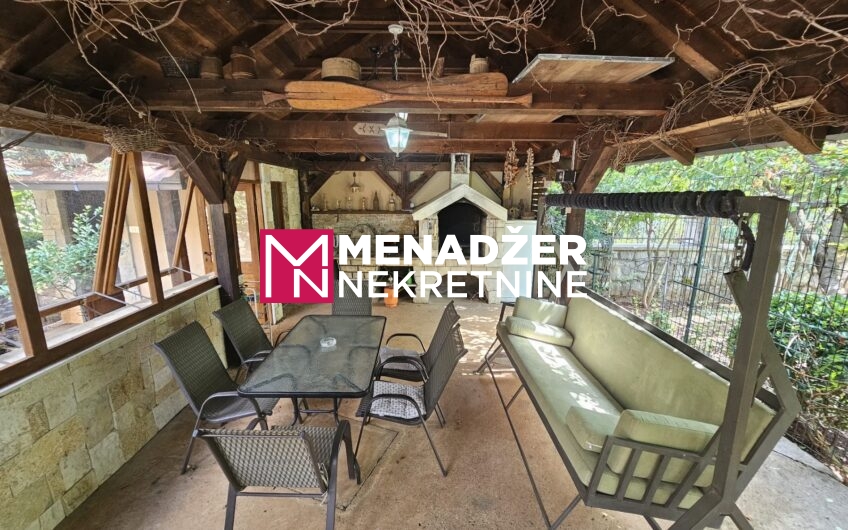 KUĆA NAMJEŠTENA 90 m2, PLAC 850 m2 – MAREZA