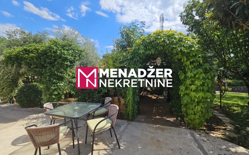 KUĆA NAMJEŠTENA 90 m2, PLAC 850 m2 – MAREZA