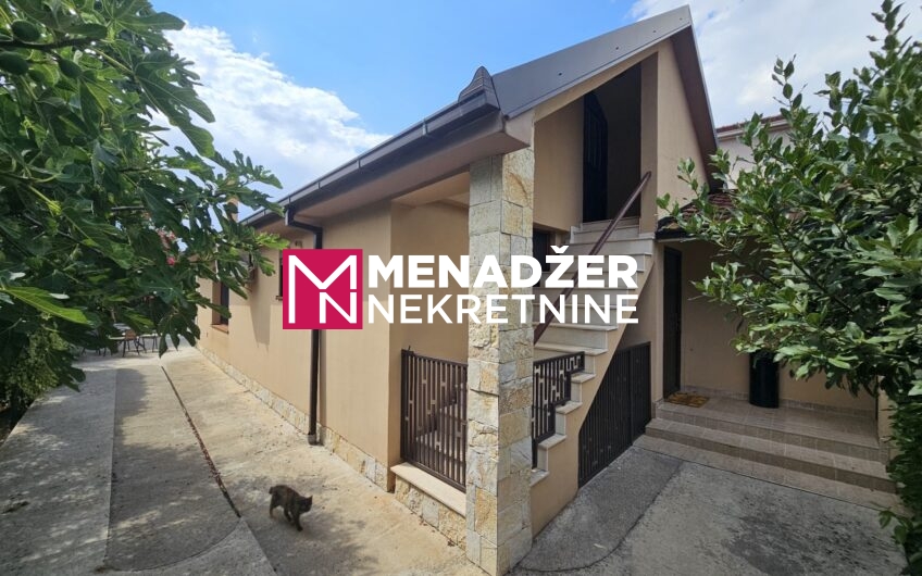 KUĆA NAMJEŠTENA 90 m2, PLAC 850 m2 – MAREZA