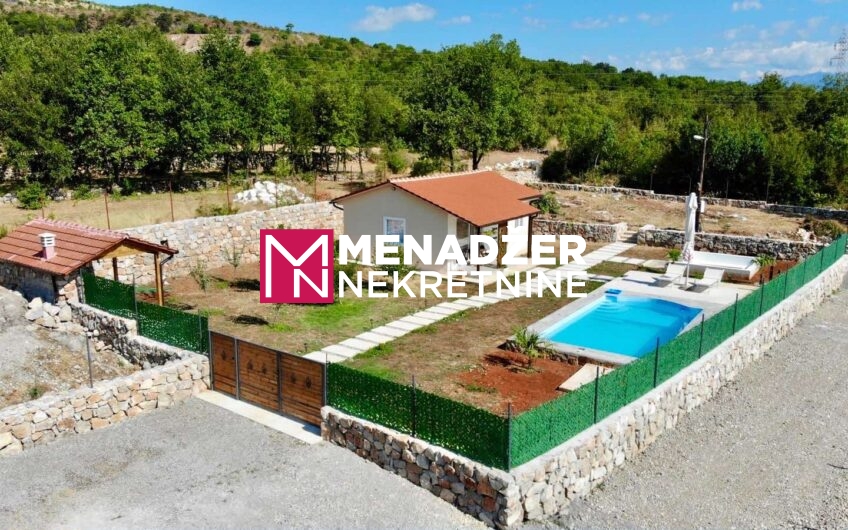 KUĆA NAMJEŠTENA 60 m2, PLAC 1 000 m2 – GORNjI KOKOTI