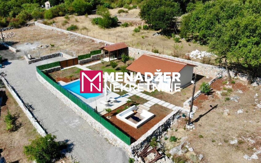 KUĆA NAMJEŠTENA 60 m2, PLAC 1 000 m2 – GORNjI KOKOTI