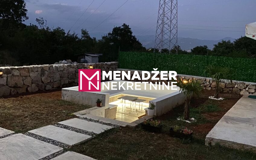 KUĆA NAMJEŠTENA 60 m2, PLAC 1 000 m2 – GORNjI KOKOTI